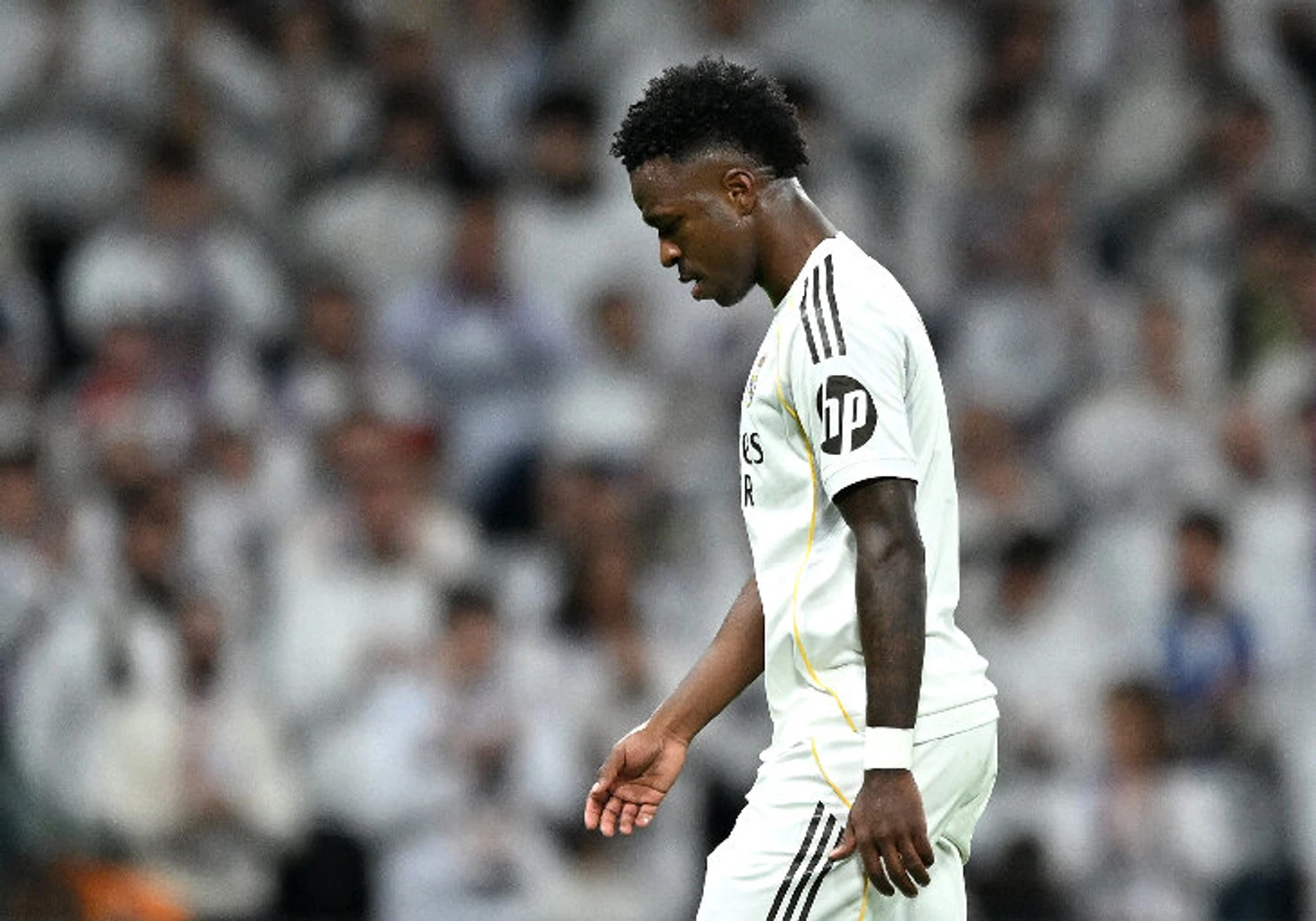 Vinícius Jr. Booed at the Bernabéu: A Silent Response That Spoke Volumes