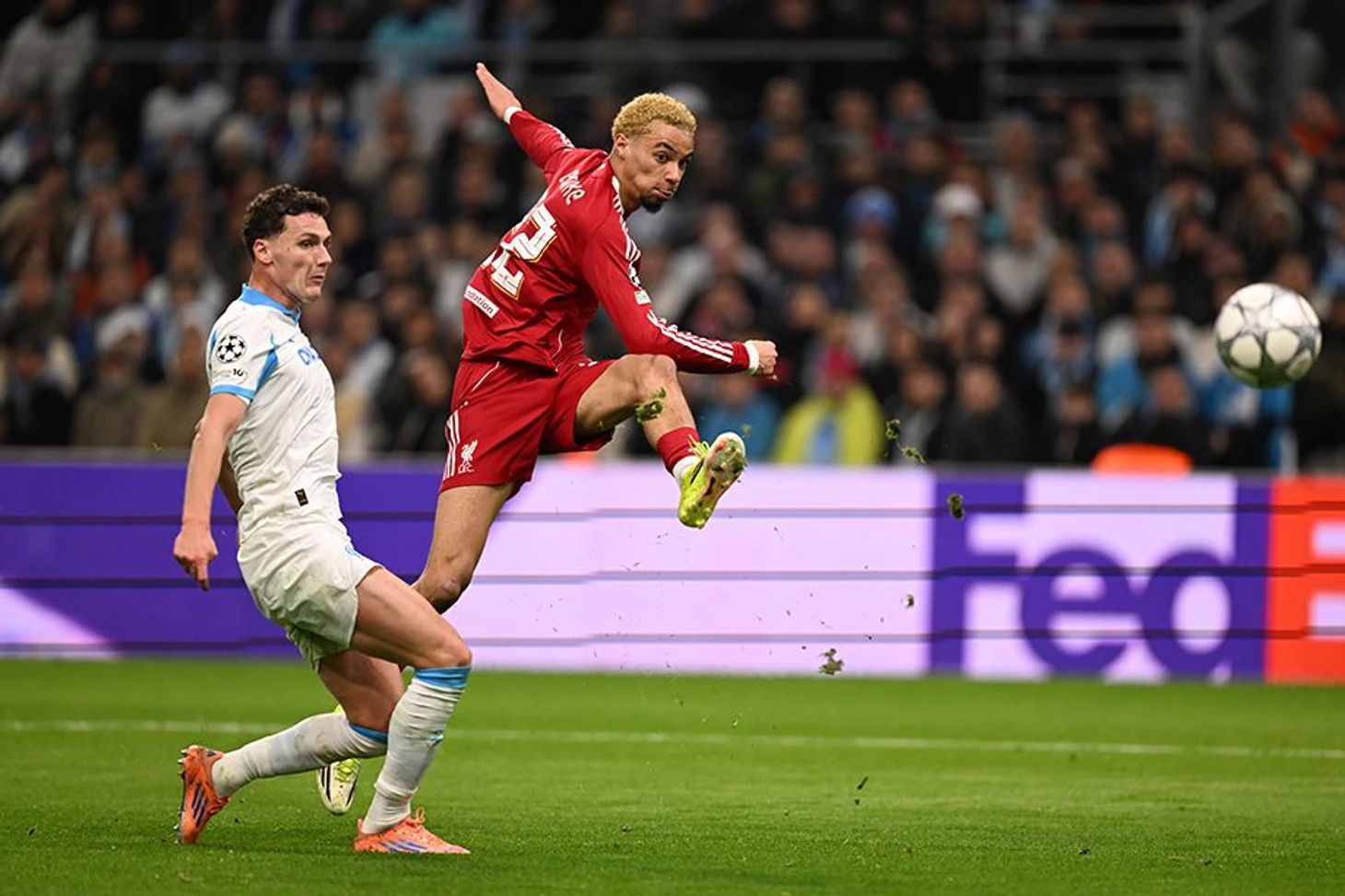 The final round of the UEFA Champions League league phase promises maximum drama, with direct qualification, playoff spots and final seeding still at stake. Matchday 8 features decisive clashes across Europe, including Arsenal hosting Kairat, PSG facing Newcastle, and Real Madrid travelling to Benfica. Below is a full expert preview with tactical analysis, predicted scorelines and kick-off times adjusted to Indonesian time (WIB).